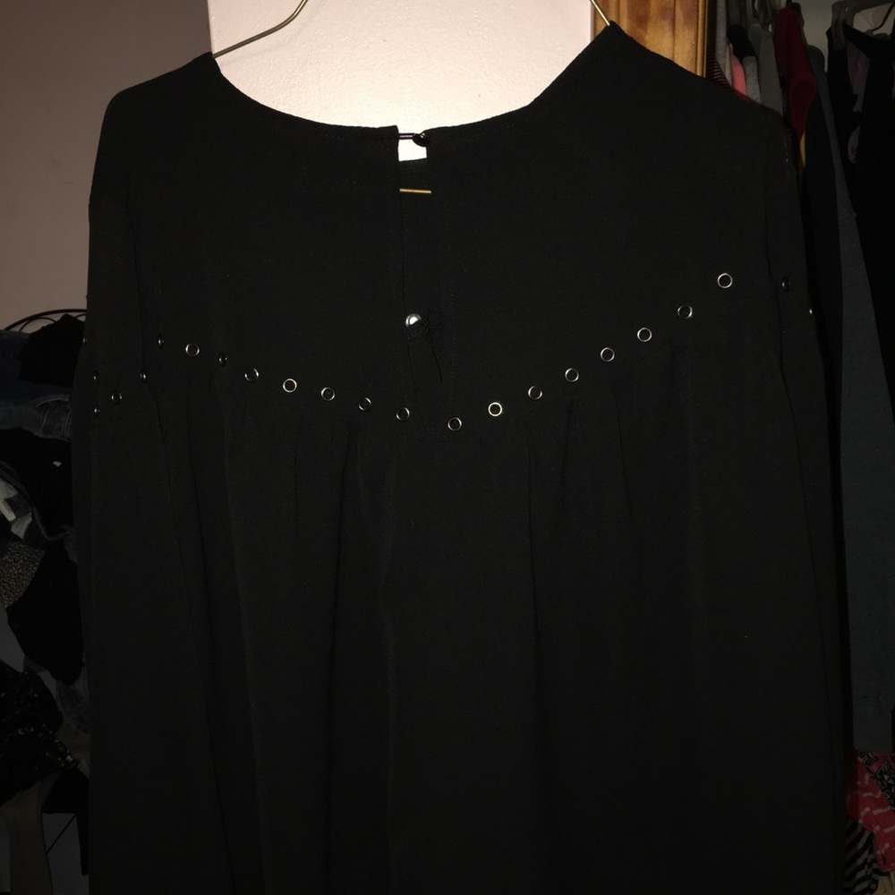 Cute dressy top - Picture 4 of 4